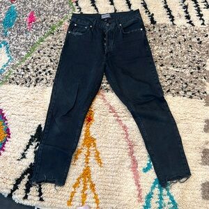 Agolde Lana mid ride straight jean. Cutoff with distressed detail